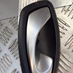 Poignee interieur avant droit RENAULT MEGANE 3 PHASE 1 BREAK Diesel - Image 1