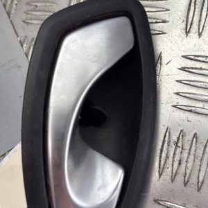 Poignee interieur arriere droit RENAULT MEGANE 3 PHASE 1 Diesel - Image 1