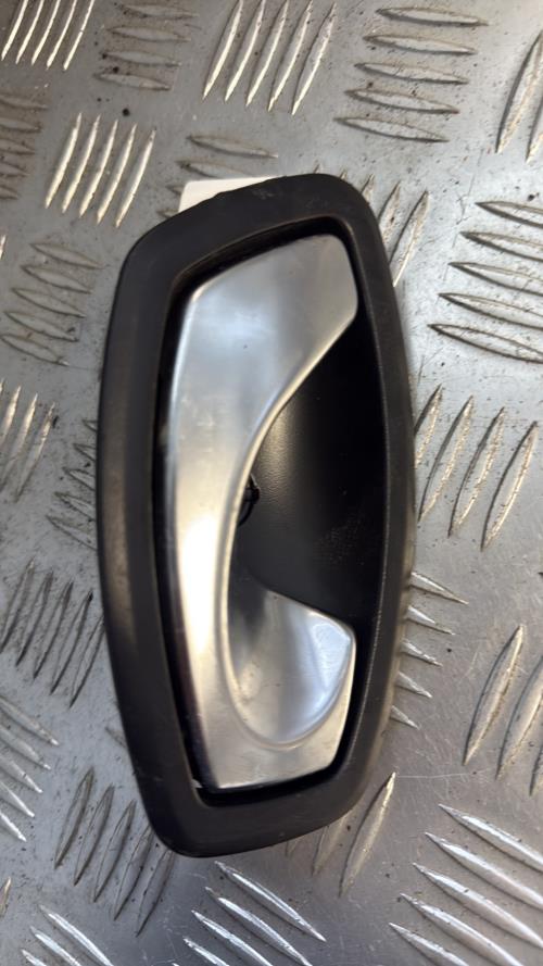 Poignee interieur avant droit RENAULT CLIO 4 PHASE 1 Diesel - Image 1