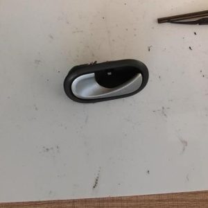 Poignee interieur avant droit RENAULT MEGANE 2 PHASE 2 BREAK Diesel - Image 1