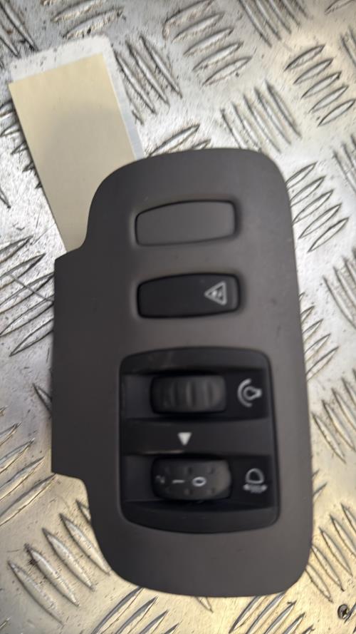 Commande de reglage hauteur de phare RENAULT SCENIC 2 PHASE 1 Essence/GPL - Image 1