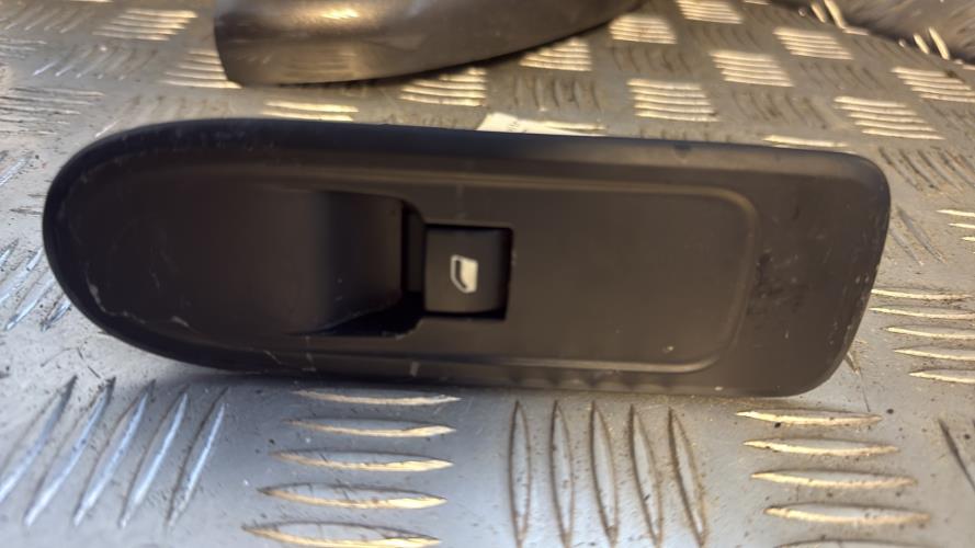Interrupteur de leve vitre avant droit PEUGEOT 308 1 PHASE 2 Diesel - Image 1