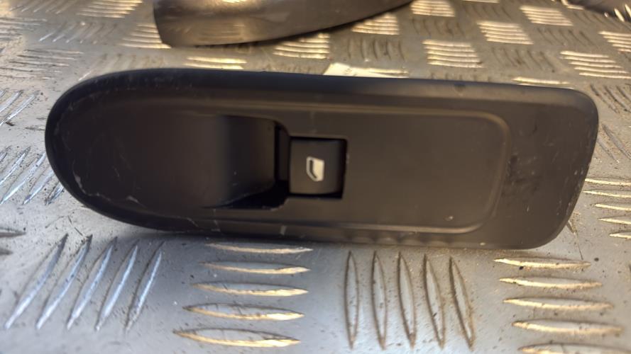 Interrupteur de leve vitre avant droit PEUGEOT 308 1 PHASE 2 Diesel - Image 2