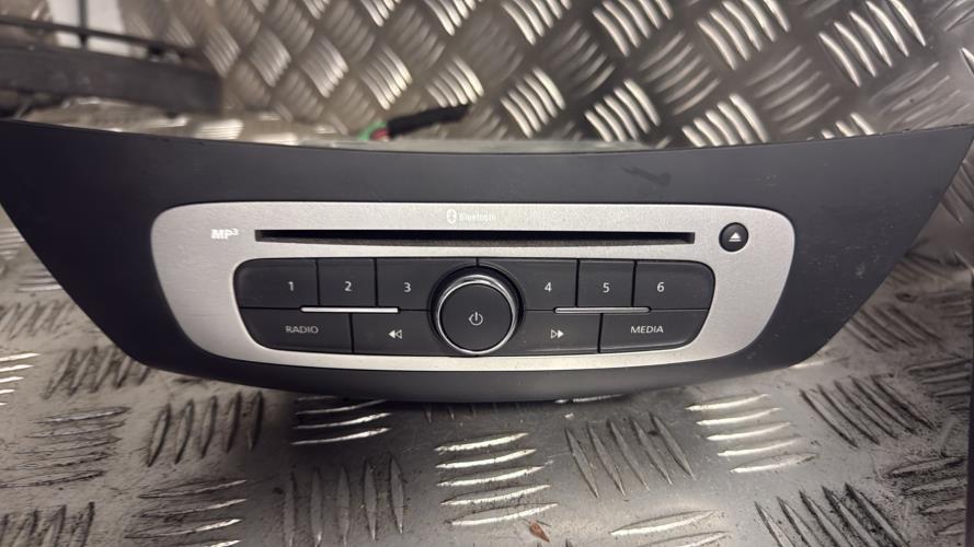 Autoradio d'origine RENAULT LAGUNA 3 PHASE 3 BREAK Diesel - Image 2