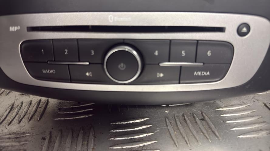 Autoradio d'origine RENAULT LAGUNA 3 PHASE 3 BREAK Diesel - Image 3