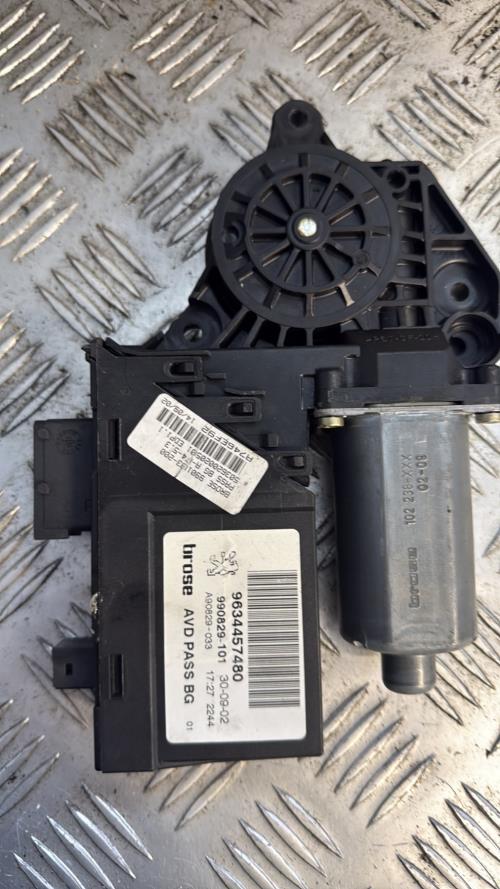 Moteur leve vitre avant droit PEUGEOT 307 PHASE 1 BREAK Diesel - Image 1