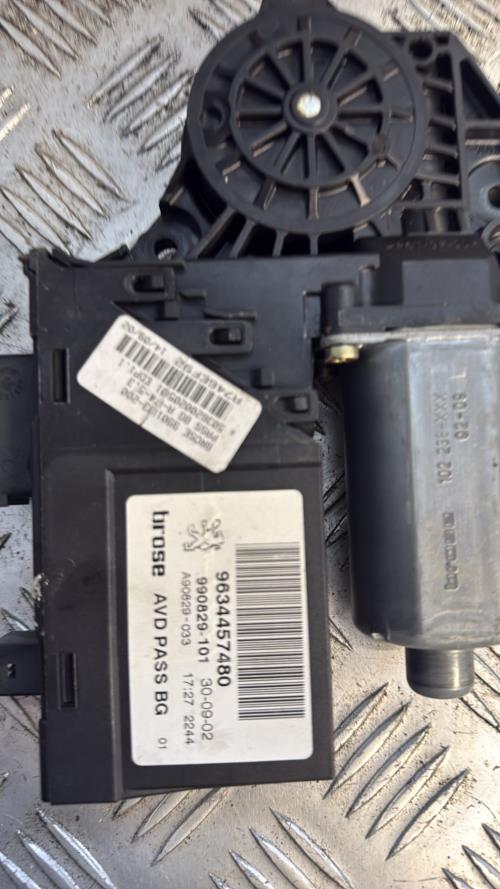 Moteur leve vitre avant droit PEUGEOT 307 PHASE 1 BREAK Diesel - Image 3