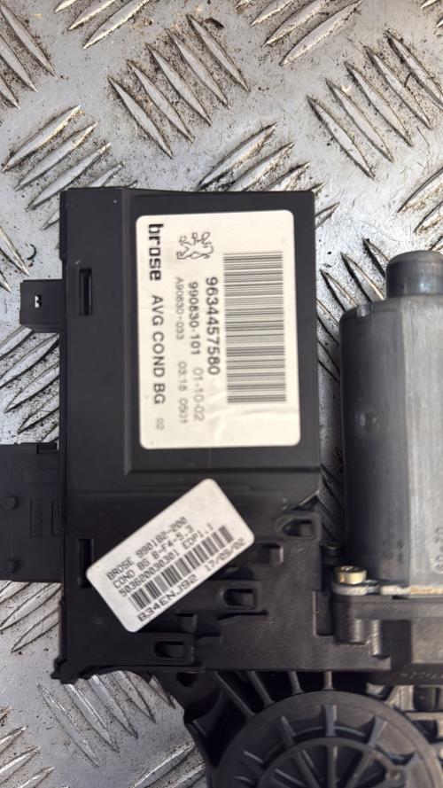 Moteur leve vitre avant gauche PEUGEOT 307 PHASE 1 BREAK Diesel - Image 3