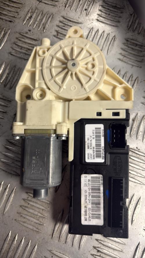 Moteur leve vitre avant droit RENAULT LAGUNA 3 PHASE 3 BREAK Diesel - Image 1