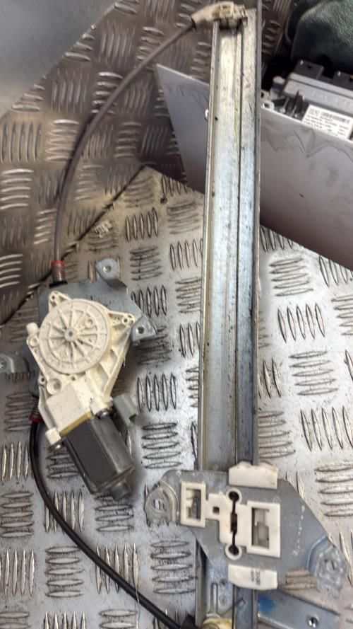 Leve vitre electrique avant droit NISSAN MICRA 3 PHASE 1 Essence - Image 1