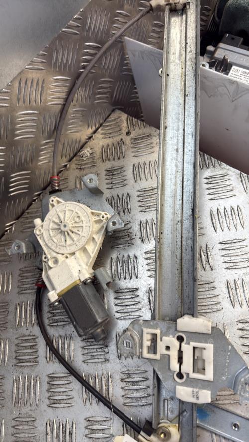 Leve vitre electrique avant droit NISSAN MICRA 3 PHASE 1 Essence - Image 2