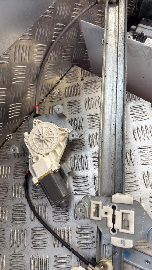 Leve vitre electrique avant droit NISSAN MICRA 3 PHASE 1 Essence - Image 3