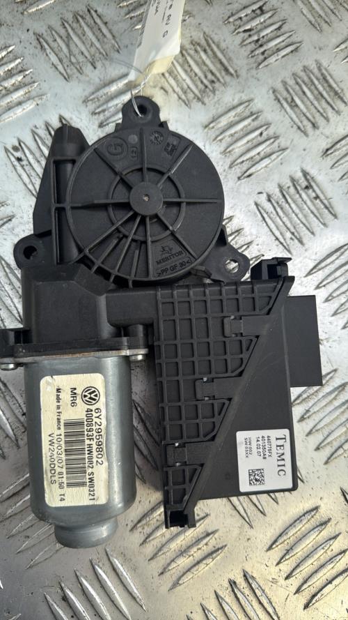 Moteur leve vitre avant gauche VOLKSWAGEN POLO 4 PHASE 2 Diesel - Image 1