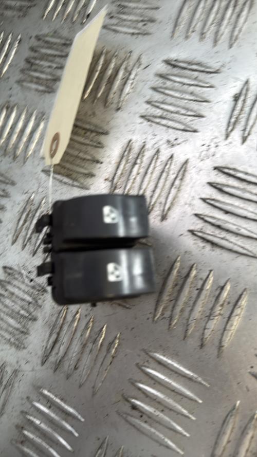 Interrupteur de leve vitre avant gauche RENAULT CLIO 2 PHASE 2 Essence - Image 1
