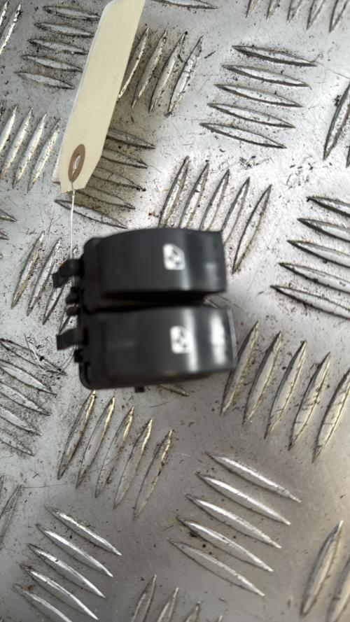 Interrupteur de leve vitre avant gauche RENAULT CLIO 2 PHASE 2 Essence - Image 2