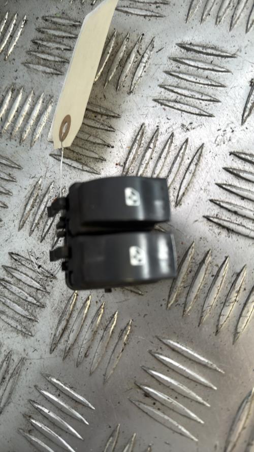 Interrupteur de leve vitre avant gauche RENAULT CLIO 2 PHASE 2 Essence - Image 3