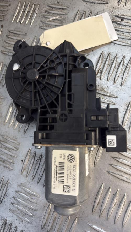 Moteur leve vitre avant droit VOLKSWAGEN POLO 4 PHASE 2 Diesel - Image 3