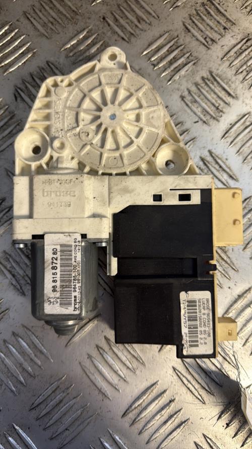 Moteur leve vitre avant gauche PEUGEOT 307 PHASE 1 BREAK Diesel - Image 4