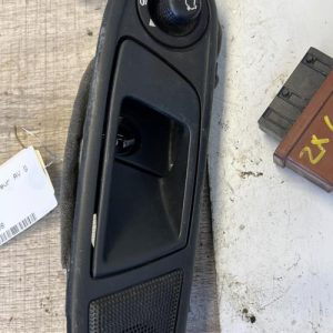 Poignee interieur avant gauche FORD FIESTA 6 PHASE 1 Diesel - Image 1