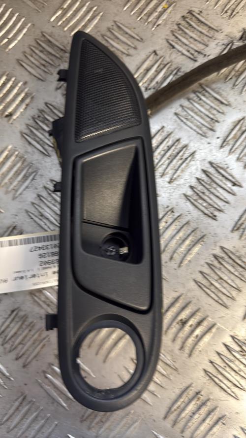 Poignee interieur avant gauche FORD FIESTA 6 PHASE 1 Diesel - Image 3