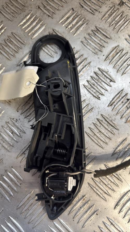 Poignee interieur avant gauche FORD FIESTA 6 PHASE 1 Diesel - Image 4