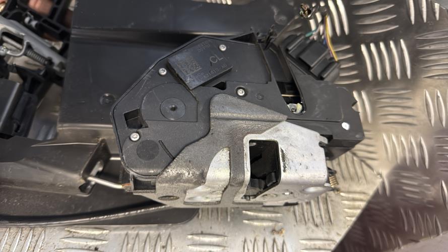 Serrure avant gauche FORD FIESTA 6 PHASE 1 Diesel - Image 1