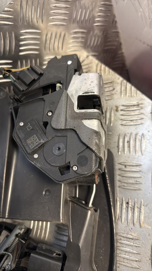 Serrure avant gauche FORD FIESTA 6 PHASE 1 Diesel - Image 3