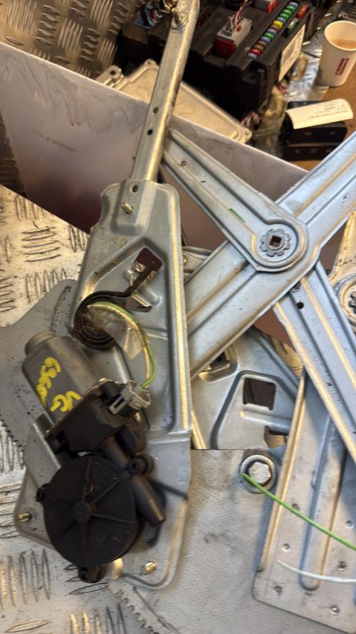 Leve vitre electrique avant gauche RENAULT TWINGO 1 PHASE 3 Essence - Image 1