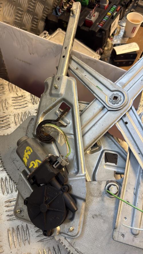 Leve vitre electrique avant gauche RENAULT TWINGO 1 PHASE 3 Essence - Image 2