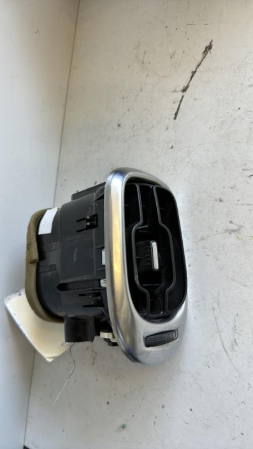 Aerateur tableau de bord RENAULT KANGOO 2 PHASE 2 Diesel - Image 1