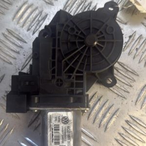 Moteur leve vitre avant gauche VOLKSWAGEN POLO 4 PHASE 2 Diesel - Image 1