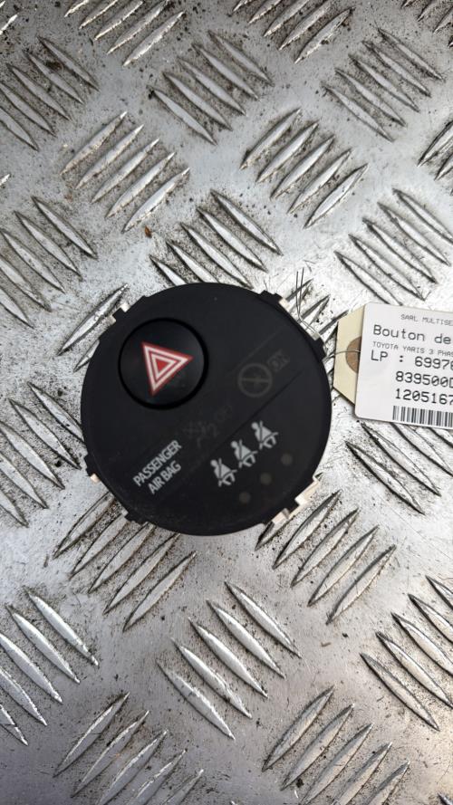 Bouton de warning TOYOTA YARIS 3 PHASE 1 Essence - Image 1