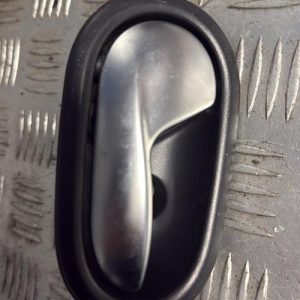 Poignee interieur avant gauche DACIA SANDERO 2 PHASE 2 Essence - Image 1