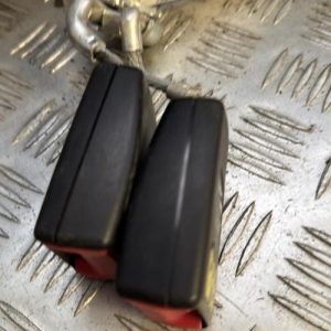 Attache ceinture arriere droit VOLKSWAGEN GOLF 5 Essence - Image 1