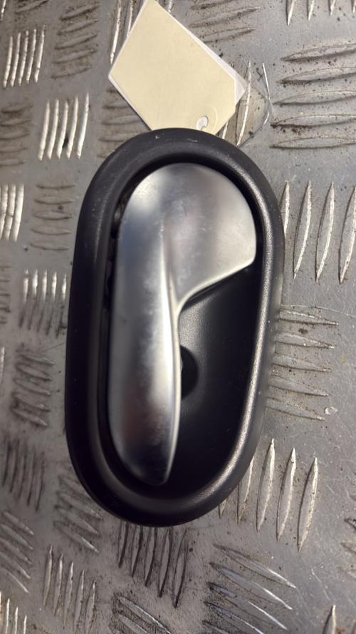 Poignee interieur avant gauche DACIA SANDERO 2 PHASE 2 Essence - Image 1
