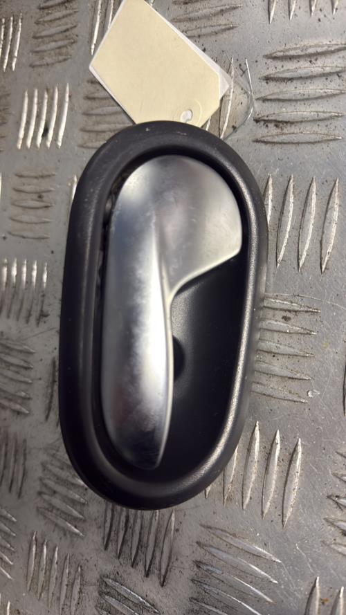 Poignee interieur avant gauche DACIA SANDERO 2 PHASE 2 Essence - Image 2