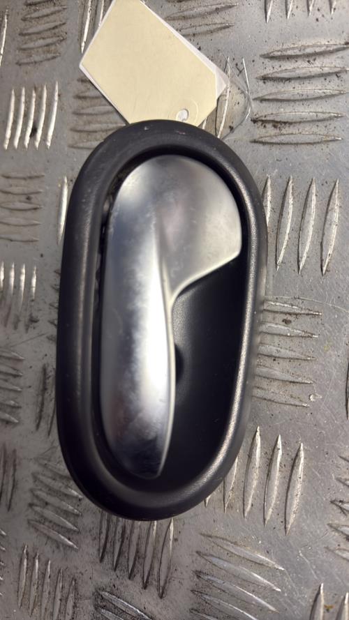 Poignee interieur avant gauche DACIA SANDERO 2 PHASE 2 Essence - Image 4