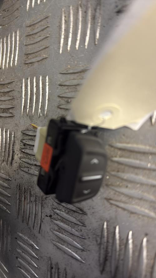 Interrupteur de leve vitre avant droit DACIA SANDERO 2 PHASE 2 Essence - Image 1