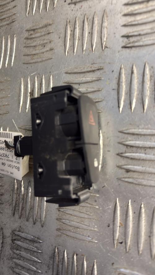 Bouton de warning DACIA SANDERO 2 PHASE 2 Essence - Image 3