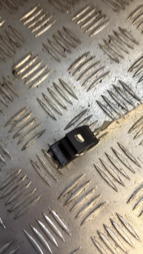 Interrupteur de leve vitre PEUGEOT 208 2 PHASE 1 Essence - Image 1