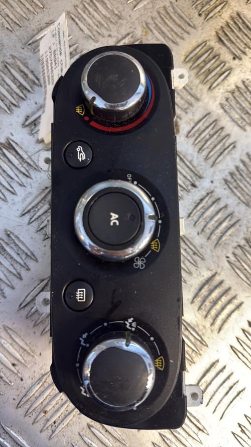 Commande chauffage RENAULT CLIO 4 PHASE 1 BREAK Diesel - Image 3