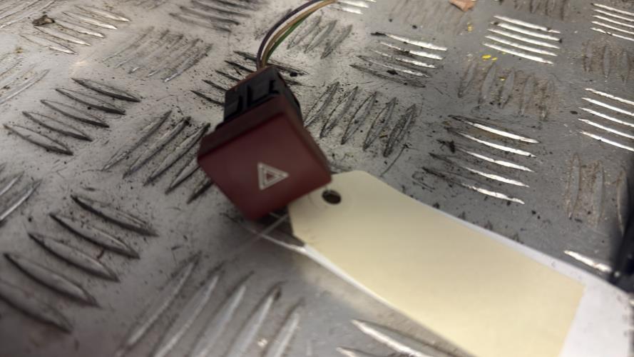 Bouton de warning PEUGEOT PARTNER 2 PHASE 1 Diesel - Image 2