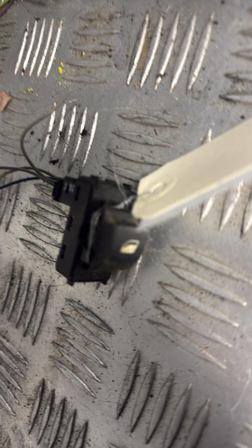 Interrupteur de leve vitre avant droit PEUGEOT PARTNER 2 PHASE 1 Diesel - Image 1