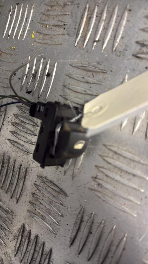 Interrupteur de leve vitre avant droit PEUGEOT PARTNER 2 PHASE 1 Diesel - Image 3