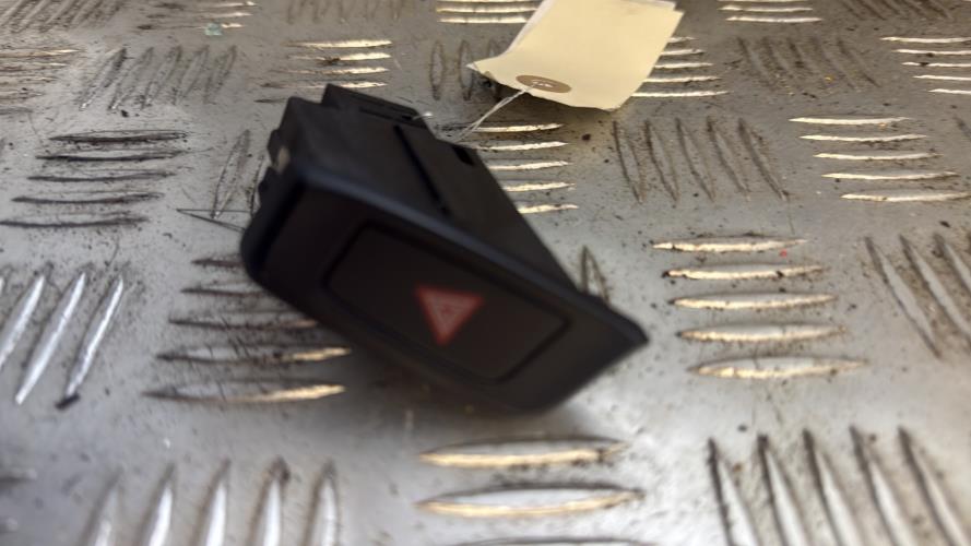 Bouton de warning AUDI A5 1 COUPE PHASE 1 Diesel - Image 2