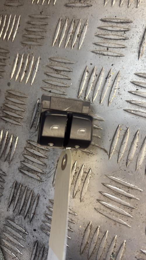 Interrupteur de leve vitre avant gauche AUDI A5 1 COUPE PHASE 1 Diesel - Image 3