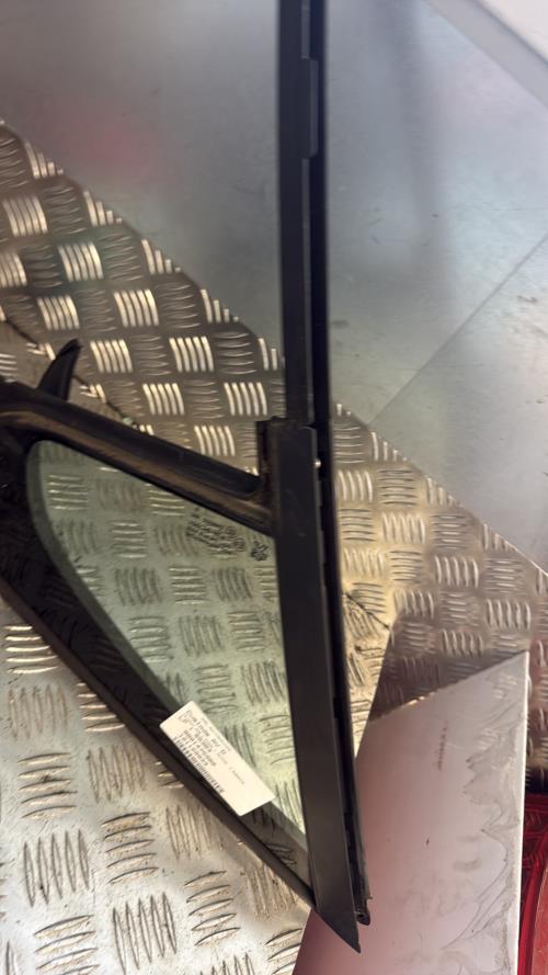 Custode avant droit (porte) PEUGEOT 208 1 PHASE 1 Essence - Image 1