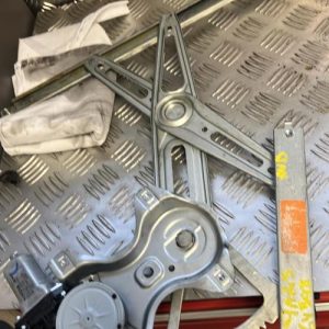 Leve vitre electrique avant droit TOYOTA YARIS 2 PHASE 1 Diesel - Image 1