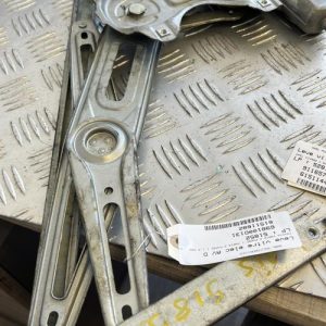 Leve vitre electrique avant droit TOYOTA YARIS 2 PHASE 1 Diesel - Image 1