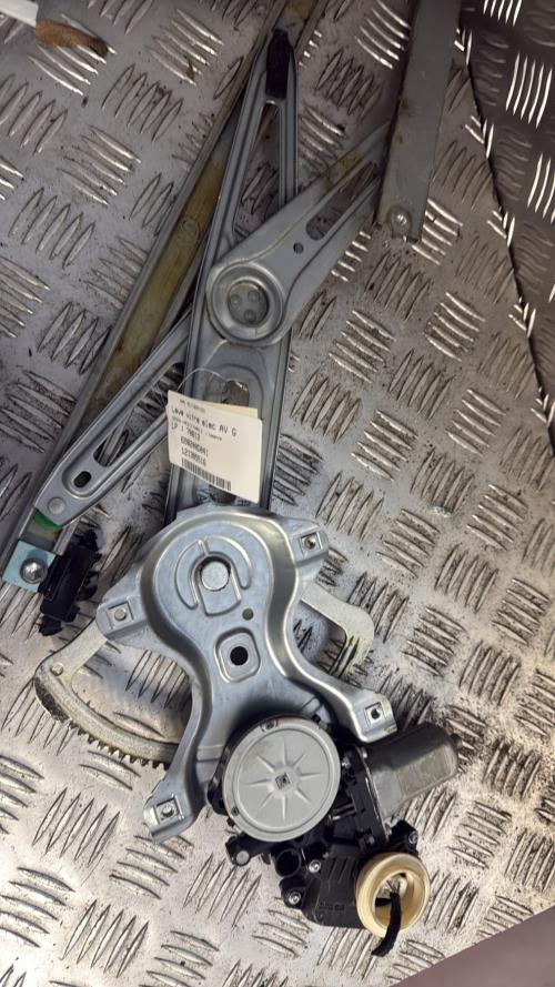 Leve vitre electrique avant gauche TOYOTA YARIS 2 PHASE 2 Essence - Image 1
